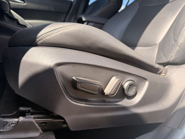 Used 2022 Toyota Corolla Cross XLE FWD image 11