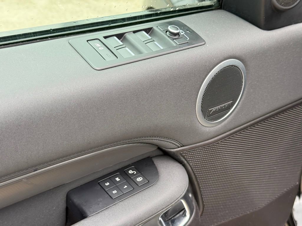 Used 2017 Land Rover Discovery HSE image 11