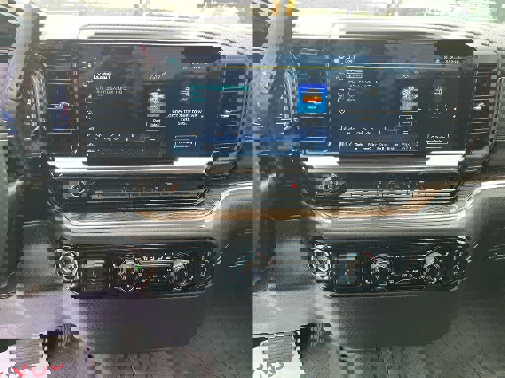 Used 2024 Chevrolet Silverado 2500 LT w/ Convenience Package image 9