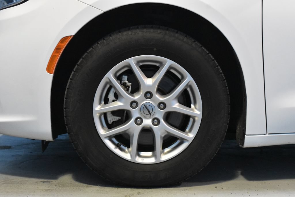 Used 2023 Chrysler Pacifica Touring-L FWD image 25