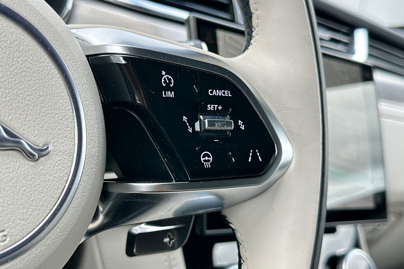 Used 2025 Jaguar F-PACE R-Dynamic S image 29