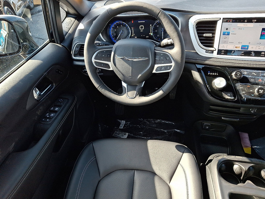 New 2026 Chrysler Pacifica Select image 11