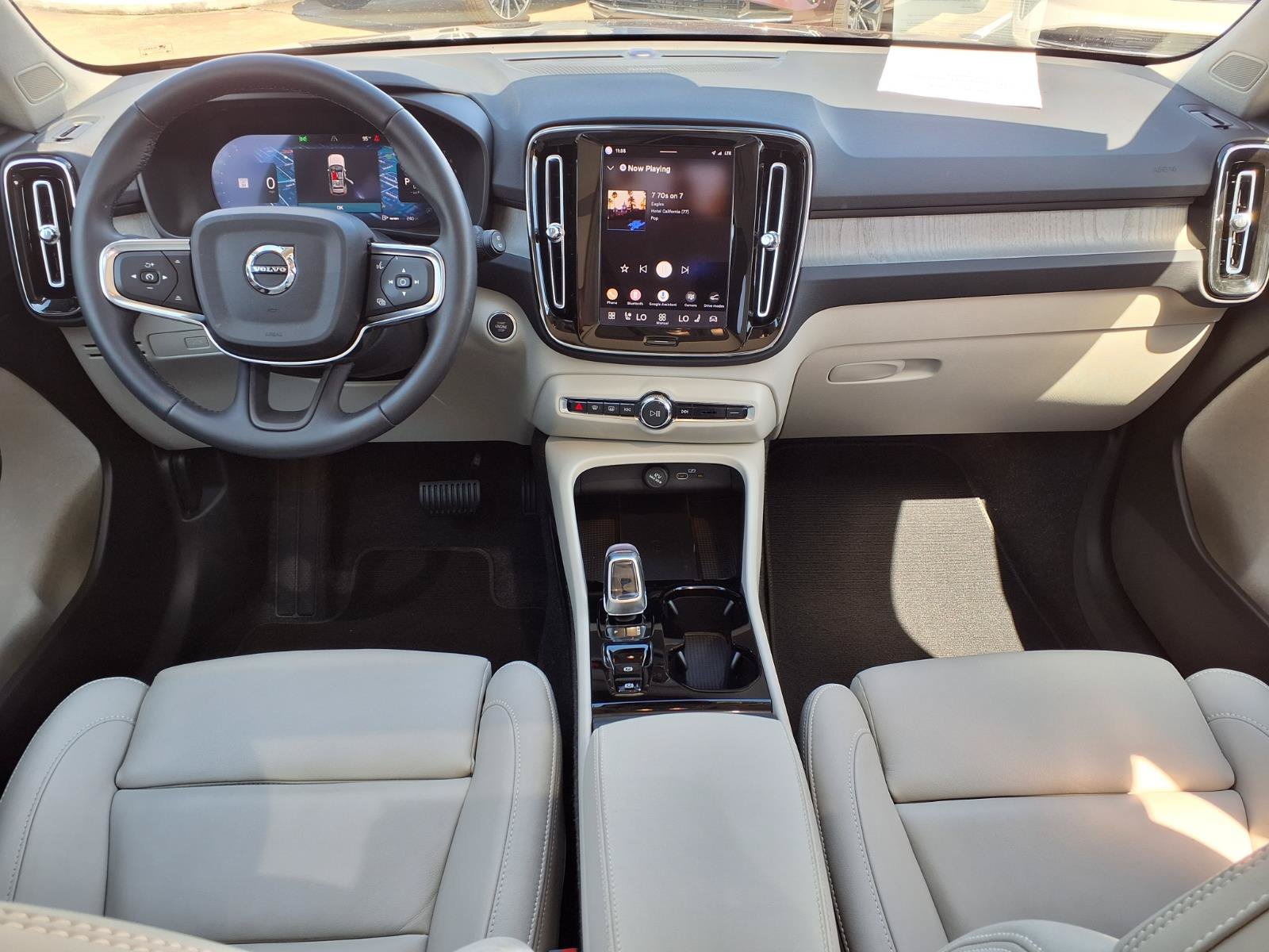 Certified 2025 Volvo XC40 B5 Ultra AWD/4WD image 17
