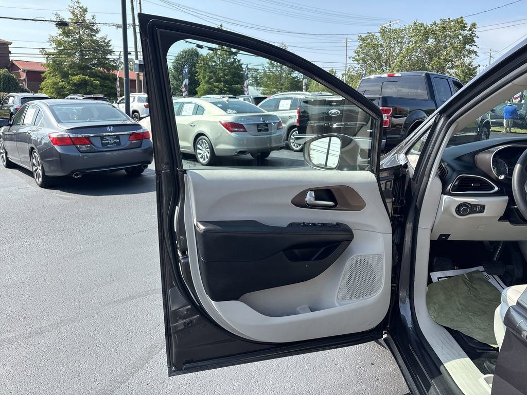 Used 2017 Chrysler Pacifica Touring image 9