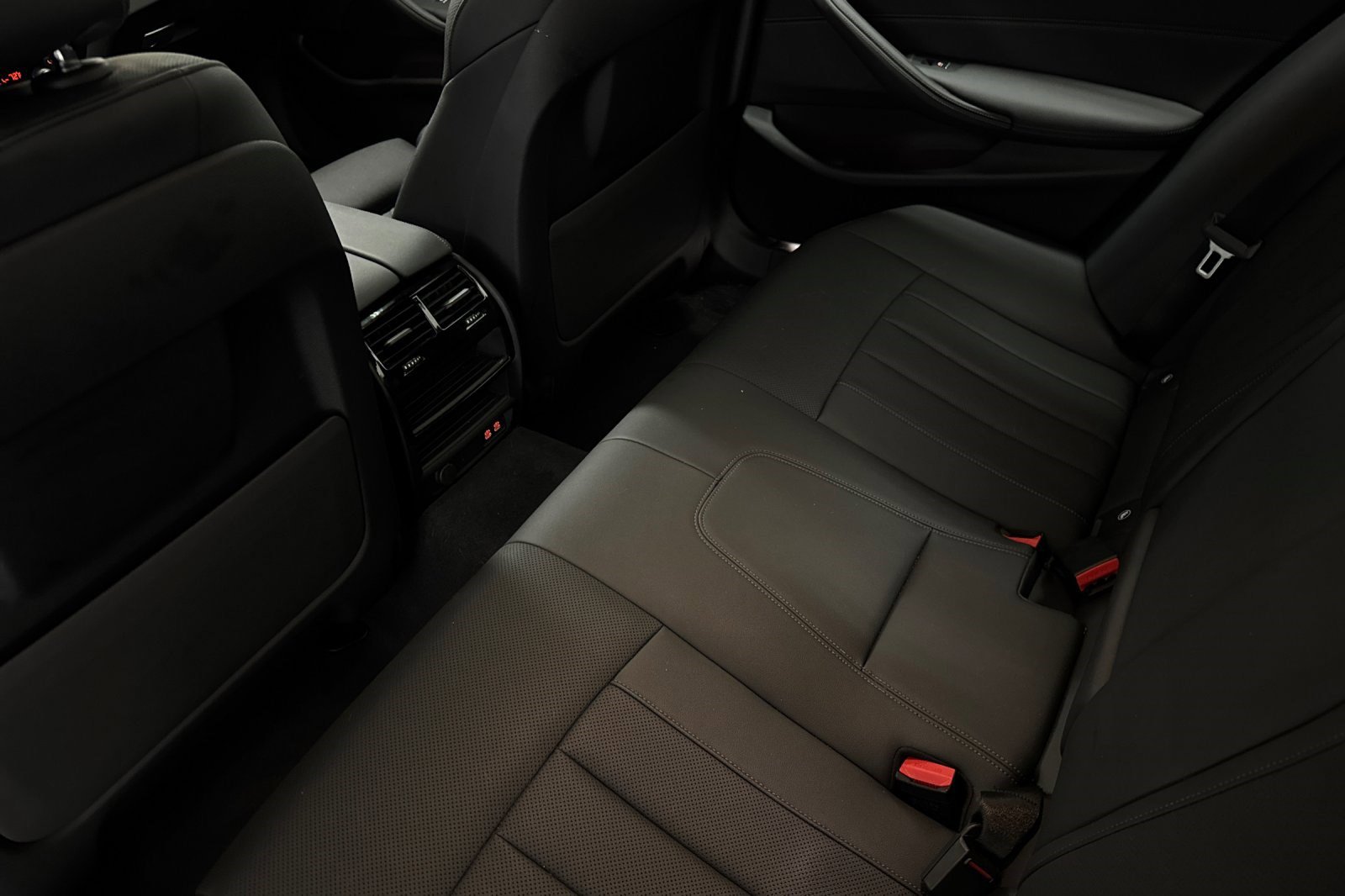 Used 2023 BMW 530i w/ Convenience Package image 27