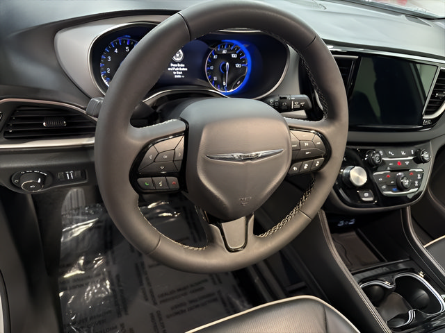 Used 2025 Chrysler Pacifica Limited FWD image 20