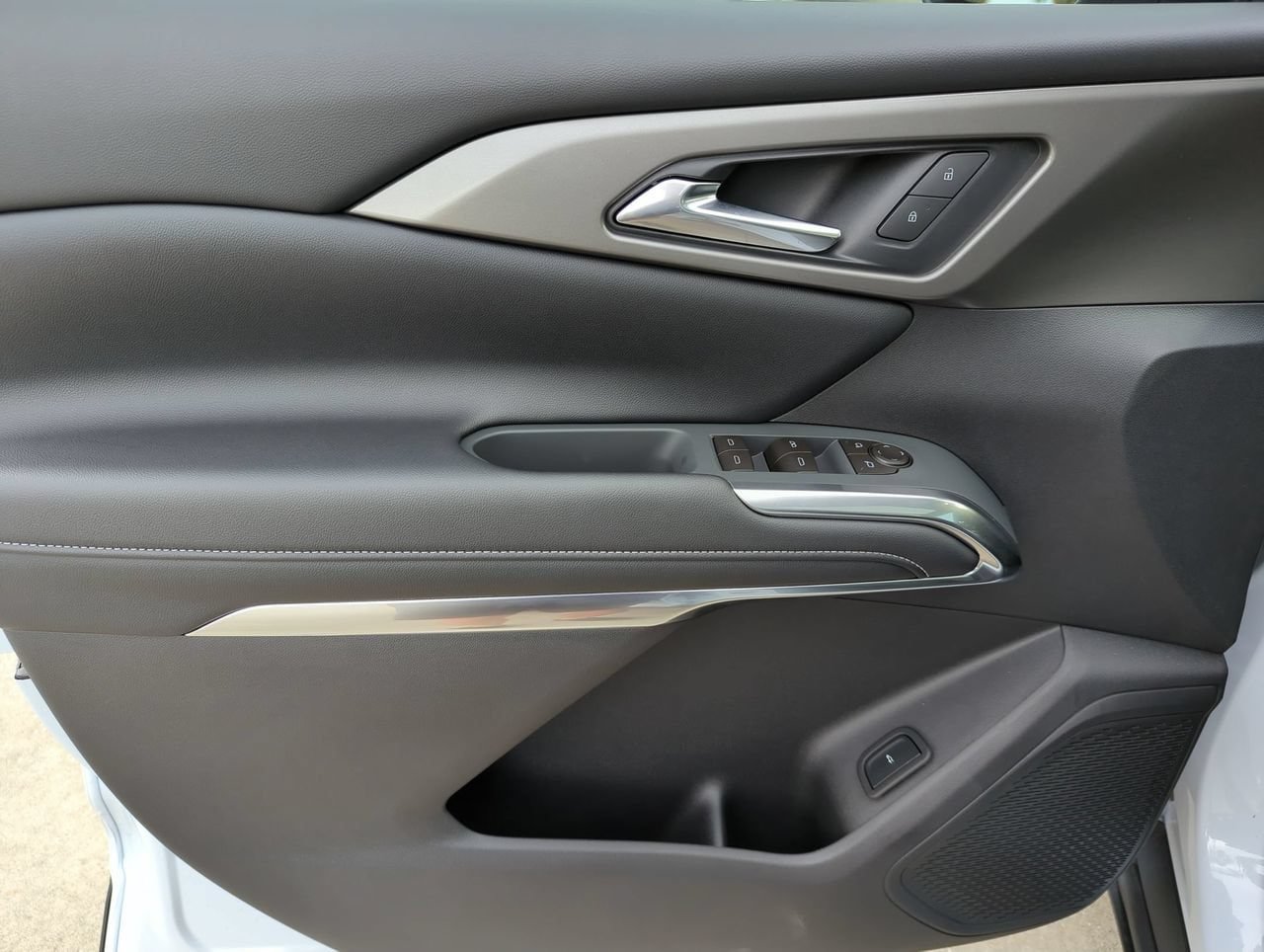 New 2027 Chevrolet Traverse LT w/ Sun and Wheel Package FWD image 19