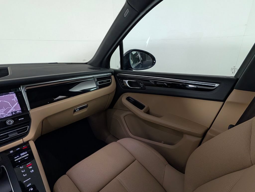 Certified 2023 Porsche Macan AWD/4WD image 23