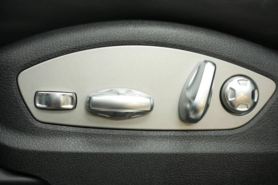 Certified 2026 Porsche Macan AWD/4WD image 35