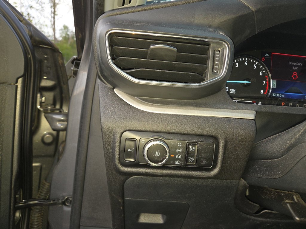 Used 2023 Ford Explorer XLT w/ Equipment Group 202A AWD/4WD image 19