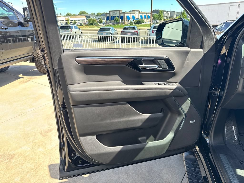 Used 2025 Chevrolet Tahoe Z71 w/ Comfort Package AWD/4WD image 10