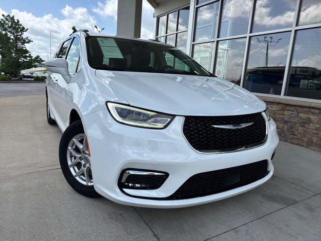 Used 2022 Chrysler Pacifica Touring-L FWD image 2