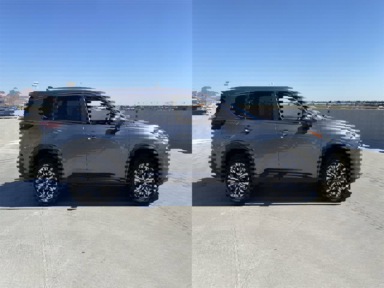 Used 2023 Nissan Rogue SV image 2