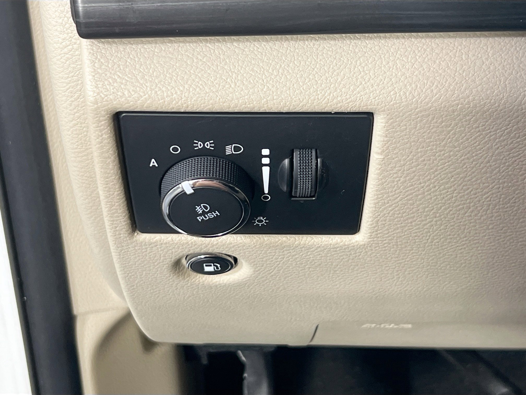 Used 2022 Jeep Grand Cherokee Laredo E image 10