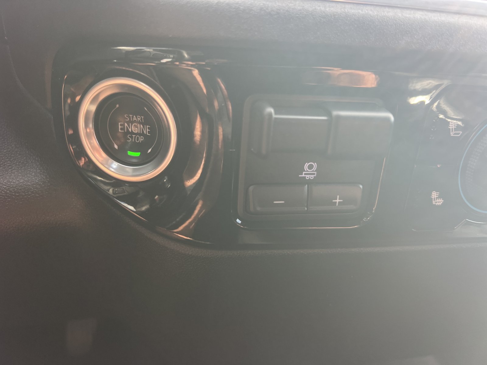 Used 2025 Chevrolet Silverado 1500 LT AWD/4WD image 34