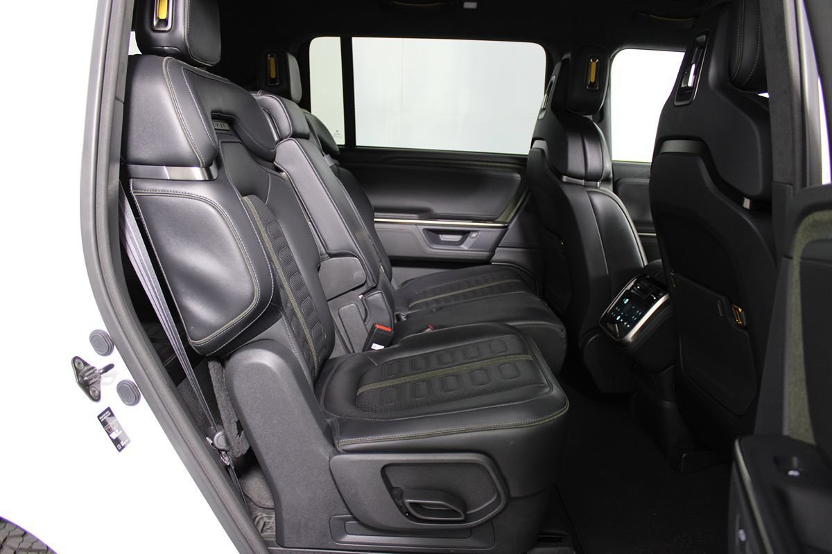 Used 2025 Rivian R1S Adventure Dual AWD/4WD image 31