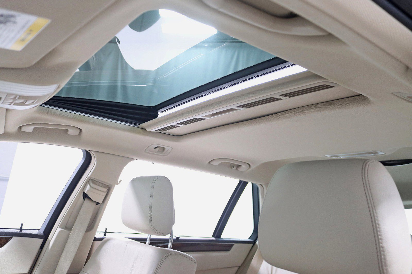 Used 2015 Mercedes-Benz E 350 E 350 4MATIC-Premium 1 Package w/ Premium 1 Package image 36