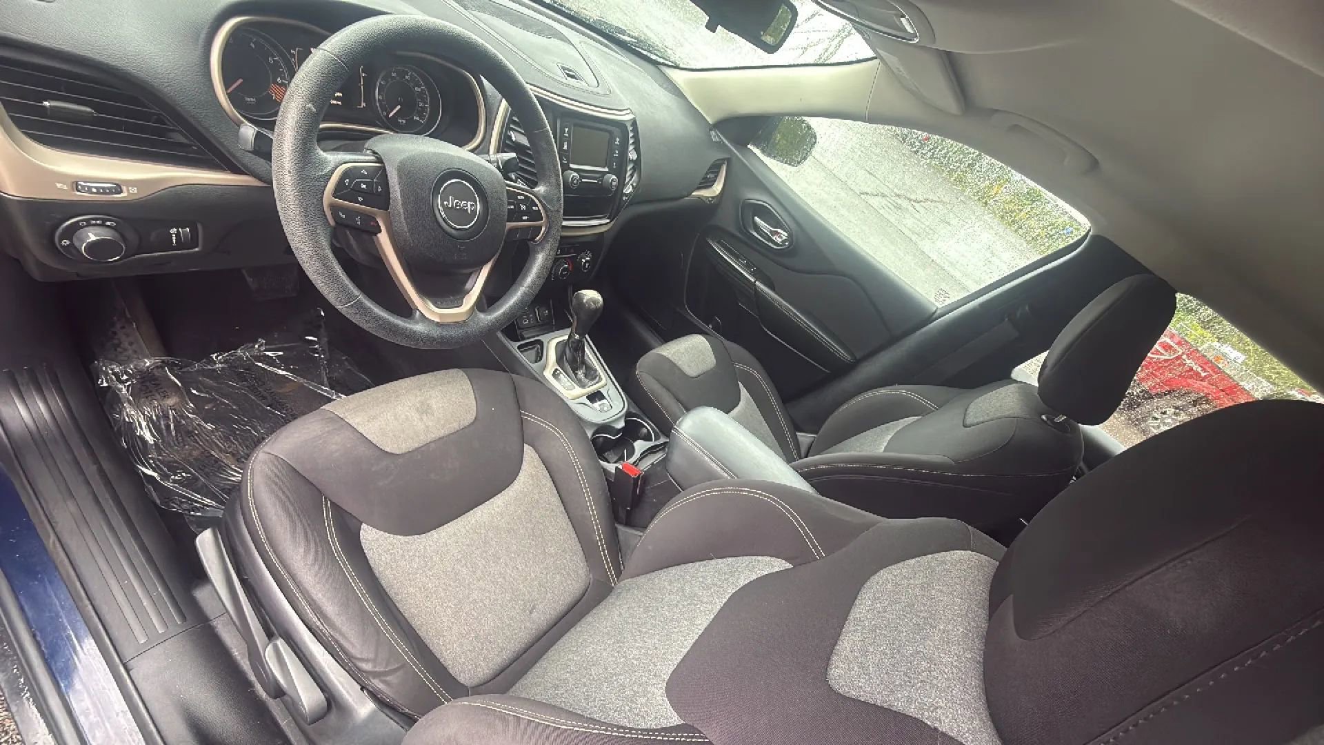 Used 2014 Jeep Cherokee Sport image 16