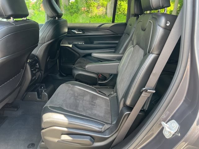 Used 2024 Jeep Grand Cherokee L Altitude AWD/4WD image 18