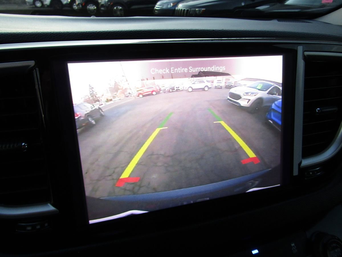 Used 2022 Chrysler Pacifica Touring-L FWD image 16