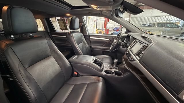 Used 2019 Toyota Highlander XLE FWD image 22