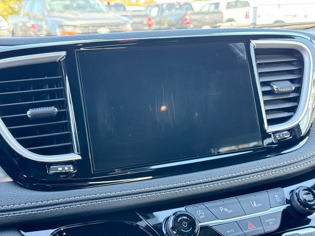 Used 2023 Chrysler Pacifica Touring FWD image 10