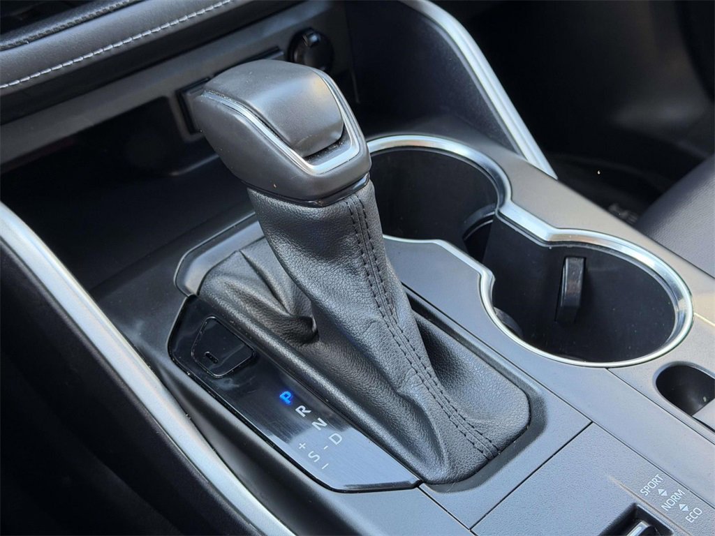 Certified 2021 Toyota Highlander XLE image 6