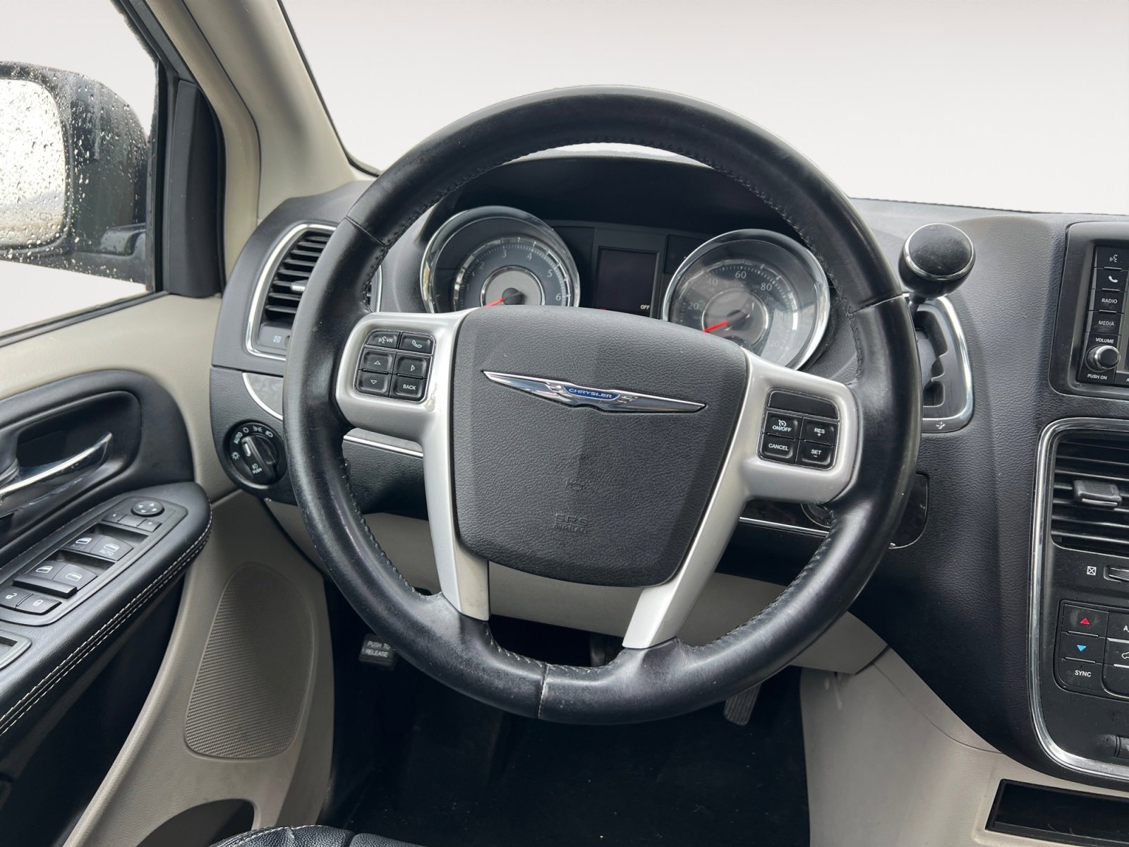 Used 2015 Chrysler Town & Country Touring image 12