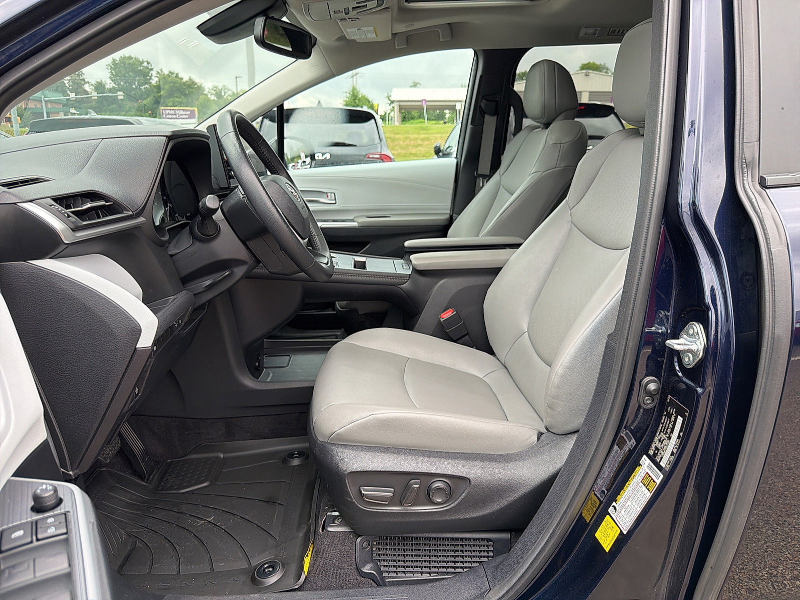 Used 2025 Toyota Sienna XLE FWD image 16