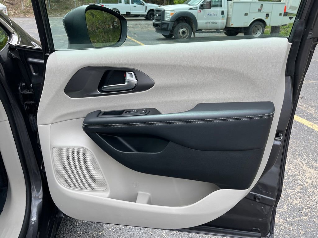 Used 2023 Chrysler Pacifica Touring-L FWD image 21
