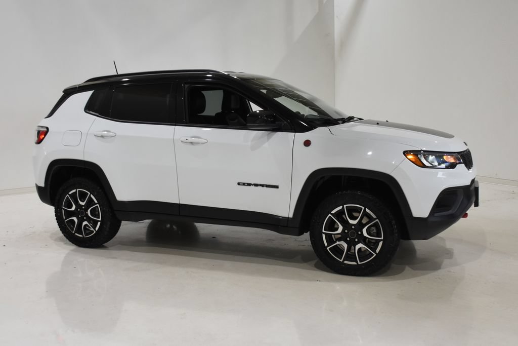 Used 2025 Jeep Compass Trailhawk AWD/4WD image 3
