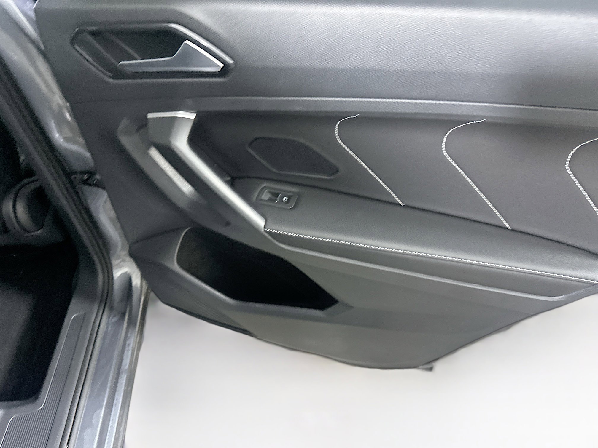 Used 2024 Volkswagen Tiguan Wolfsburg Edition image 28