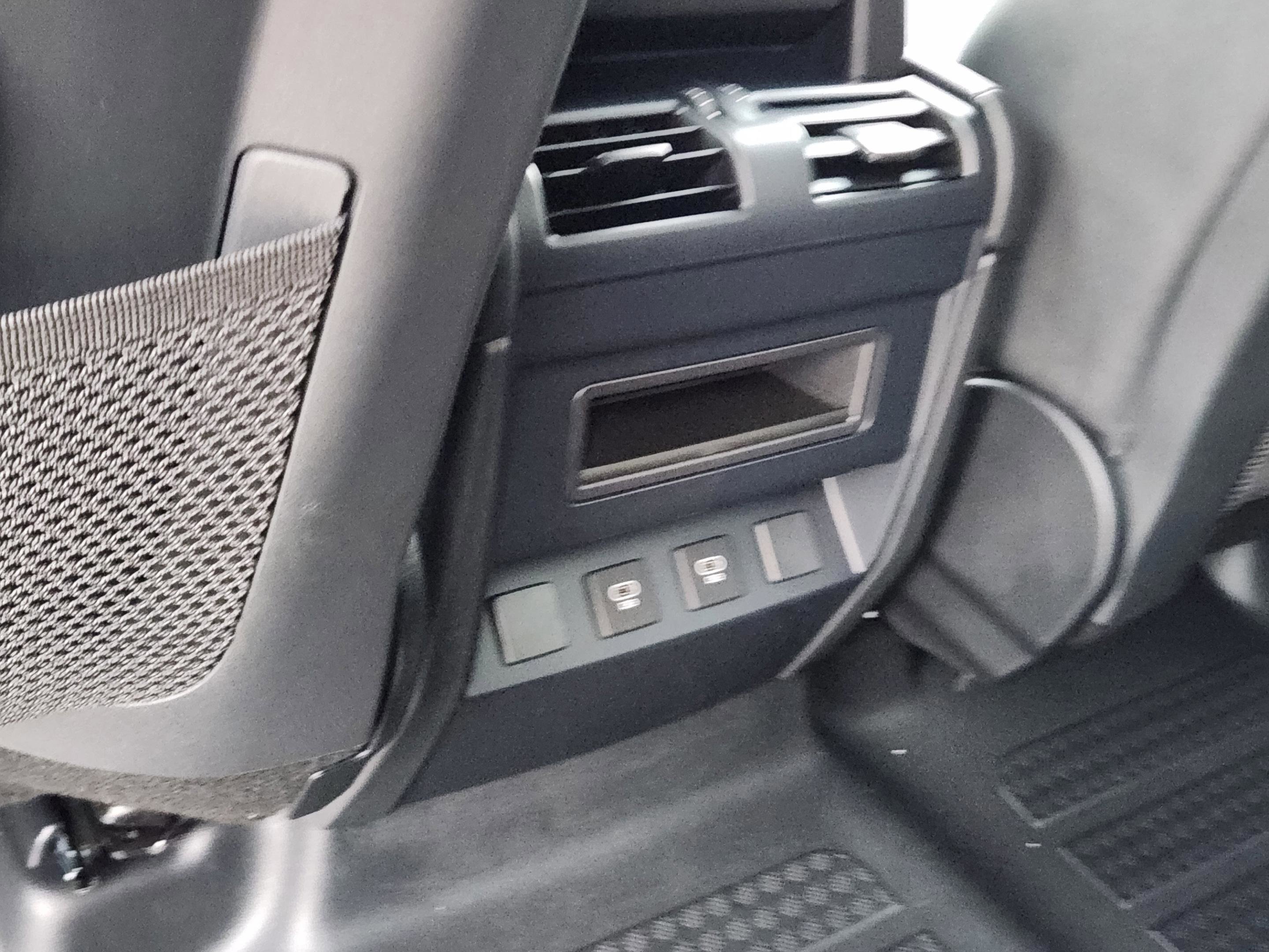 Certified 2025 Land Rover Defender 110 X-Dynamic SE image 32