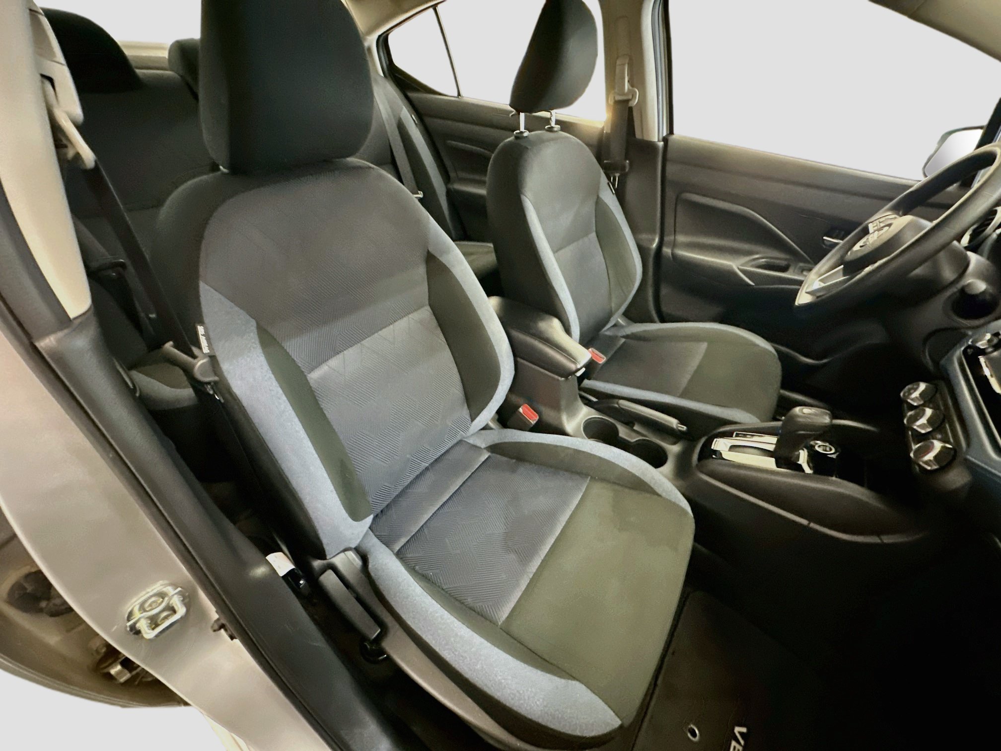 Used 2025 Nissan Versa SV FWD image 31
