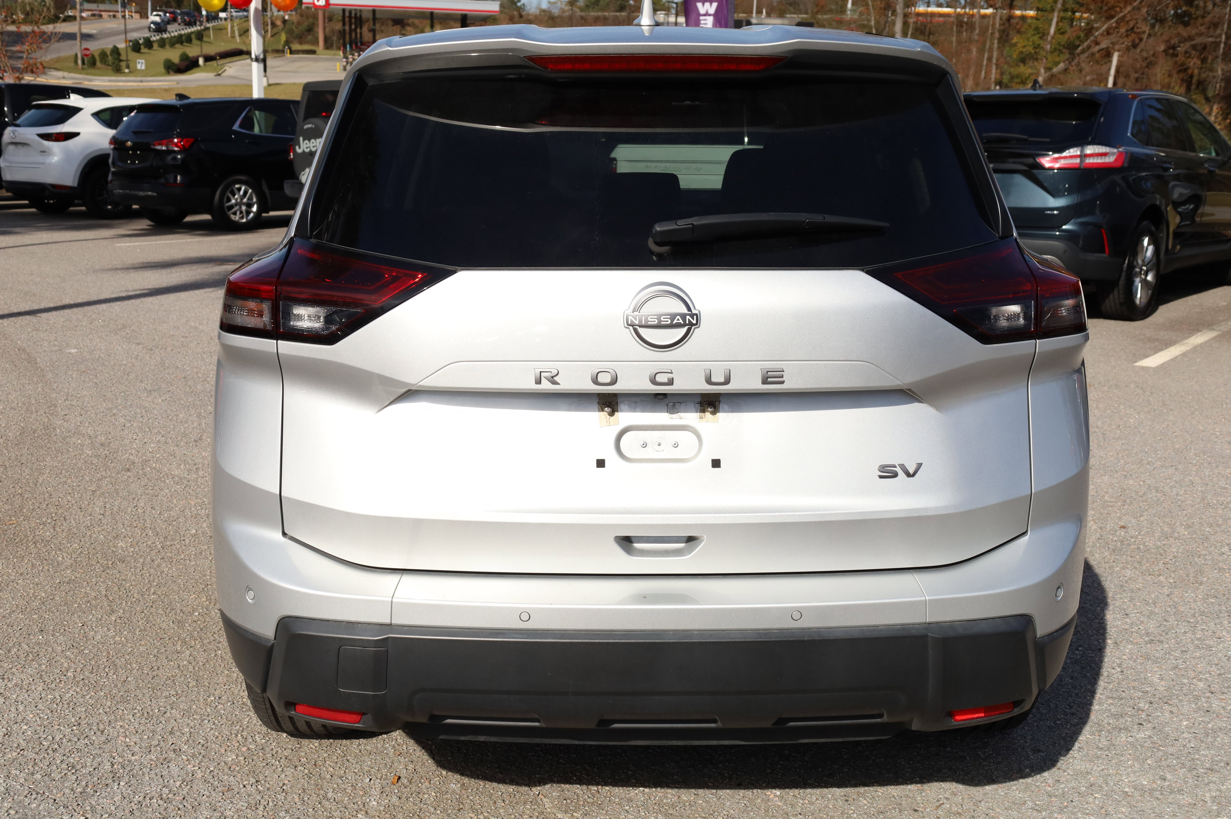 Used 2024 Nissan Rogue SV image 3