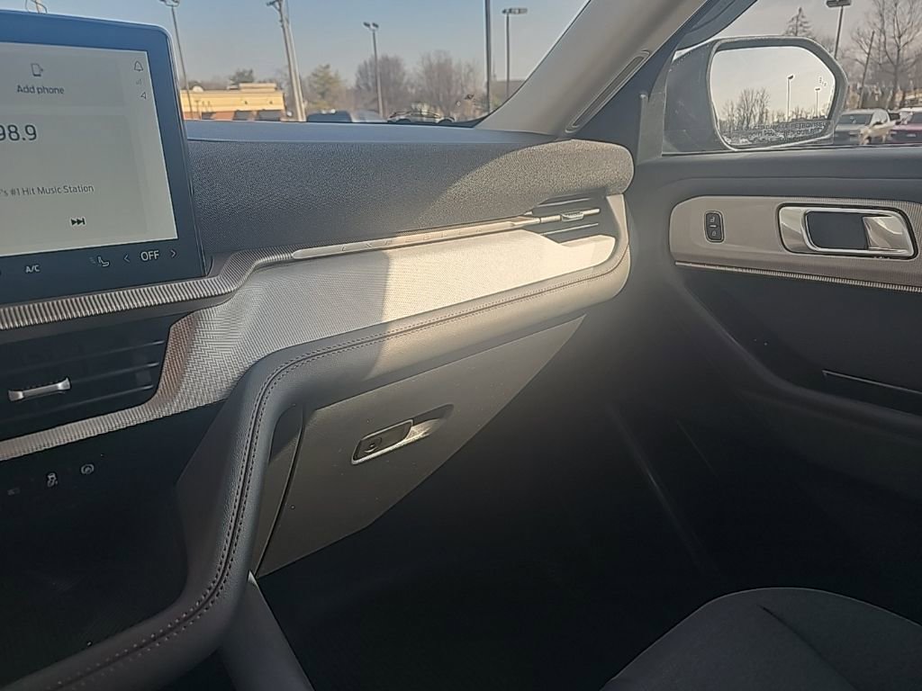 Used 2025 Ford Explorer Active AWD/4WD image 21