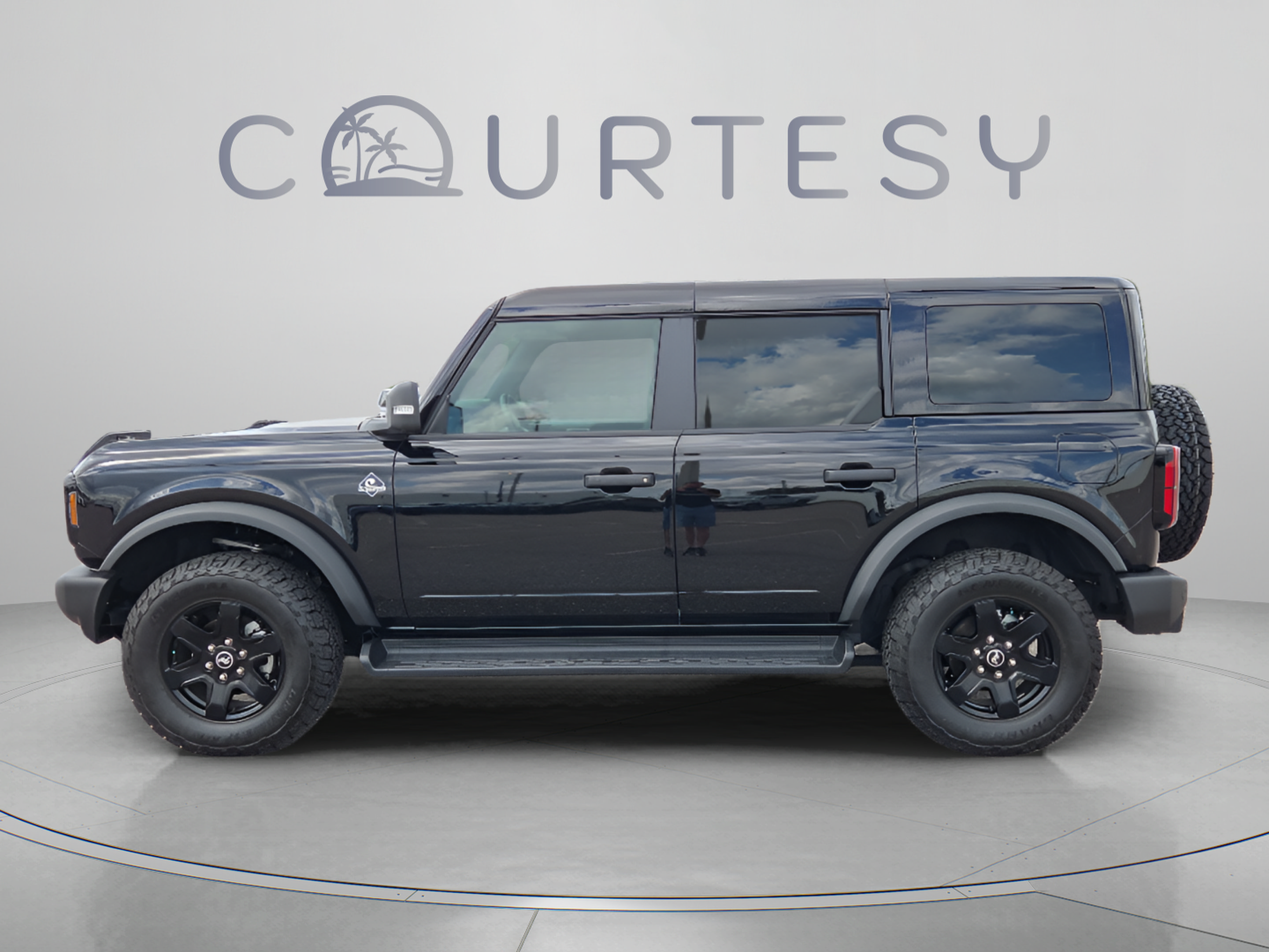 Used 2025 Ford Bronco Outer Banks AWD/4WD image 2