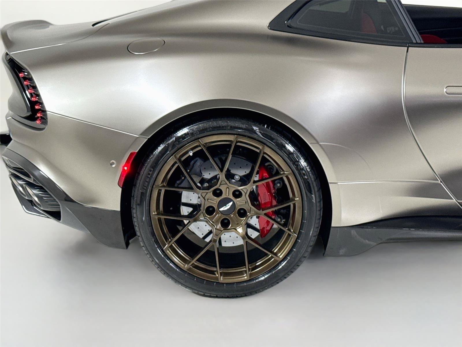 Used 2025 Aston Martin Vanquish RWD image 37