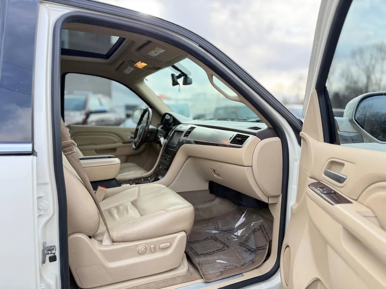 Used 2013 Cadillac Escalade Premium image 29