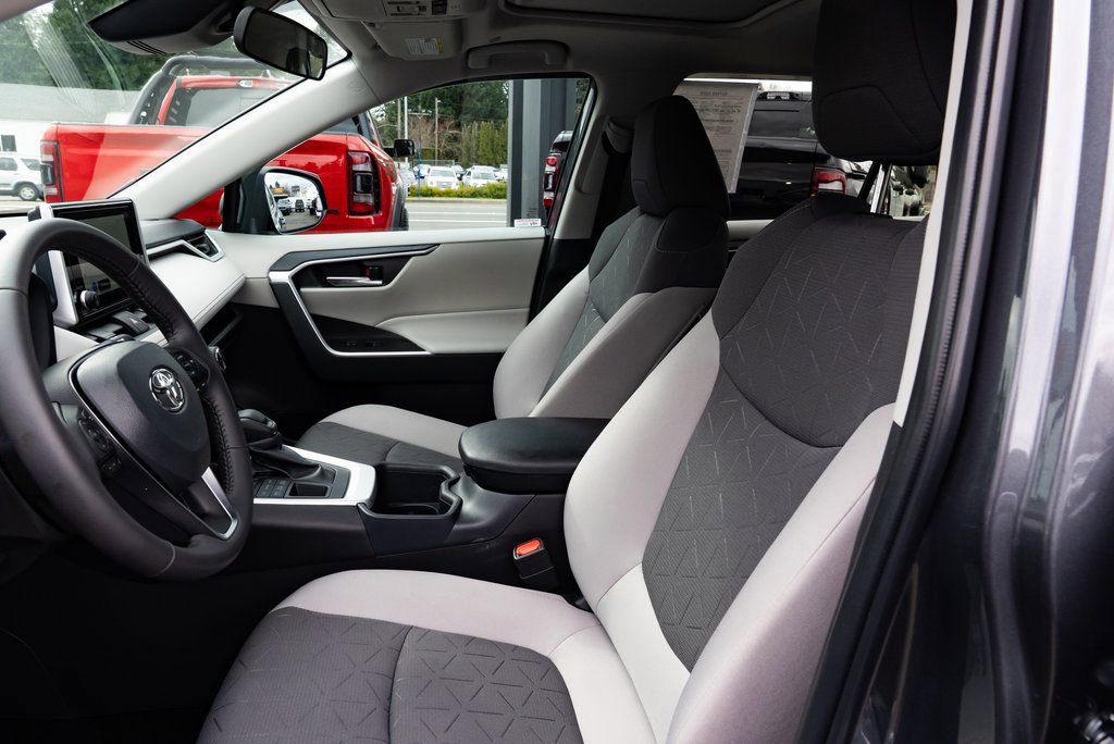 Used 2025 Toyota RAV4 XLE w/ Convenience Package image 18