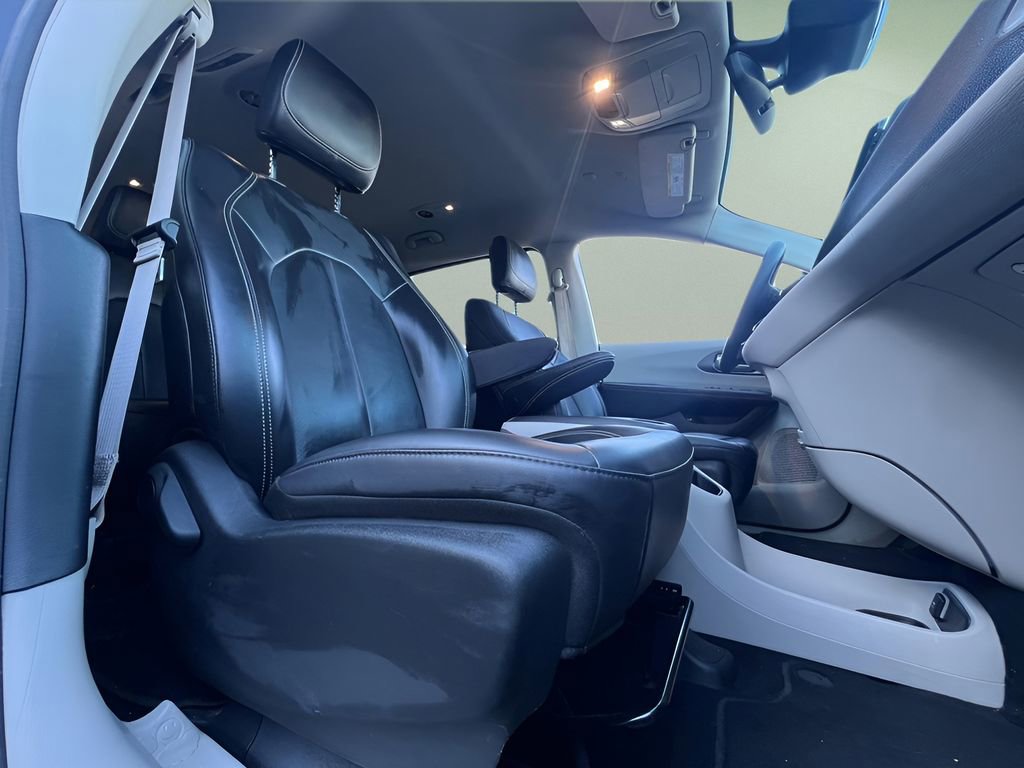 Used 2024 Chrysler Pacifica Select image 25
