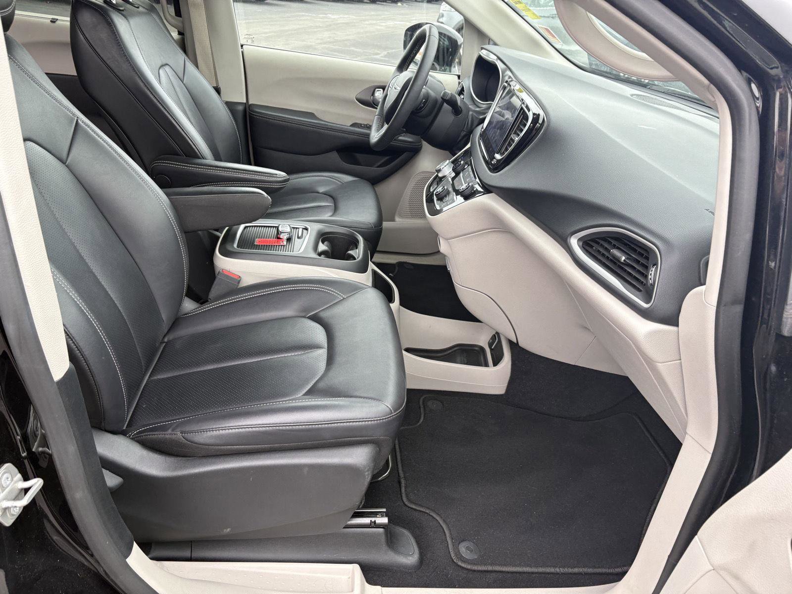 Used 2024 Chrysler Pacifica Touring-L image 18