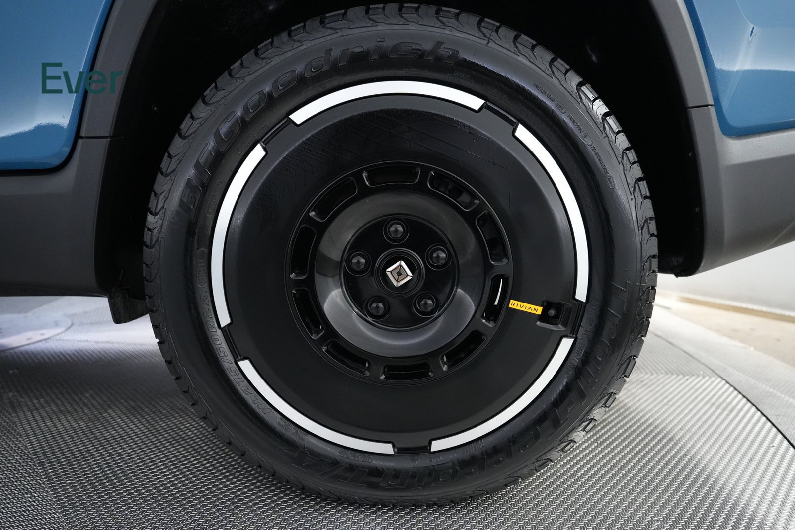 Used 2025 Rivian R1T Adventure Dual AWD/4WD image 9
