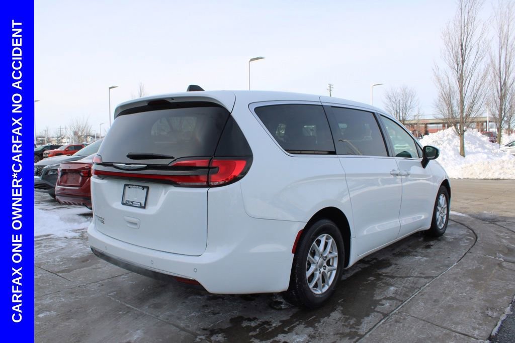 Used 2023 Chrysler Pacifica Touring-L image 7