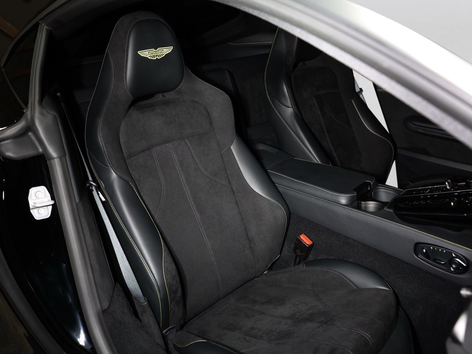 Used 2026 Aston Martin V8 Vantage Coupe RWD image 42