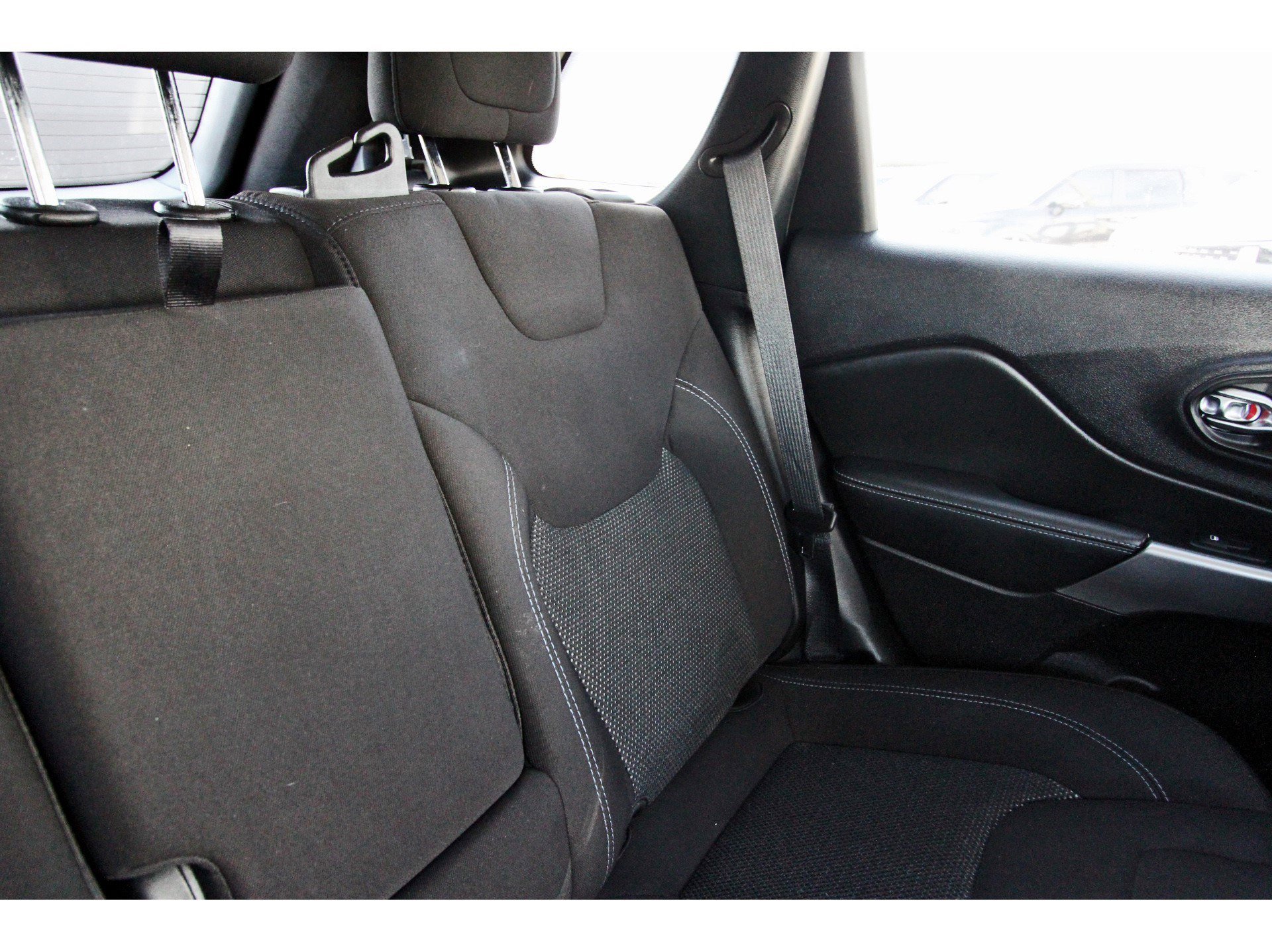 Used 2021 Jeep Cherokee Latitude FWD image 13