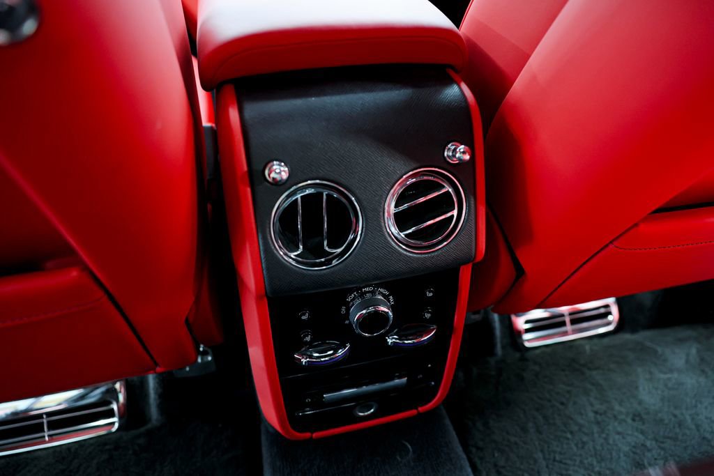 Used 2022 Rolls-Royce Cullinan Black Badge w/ Dark Exterior Package image 36