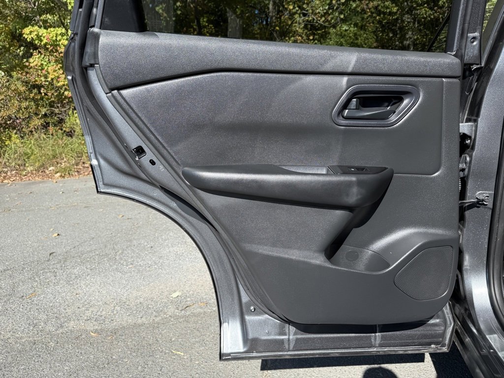 Used 2024 Nissan Rogue S image 41