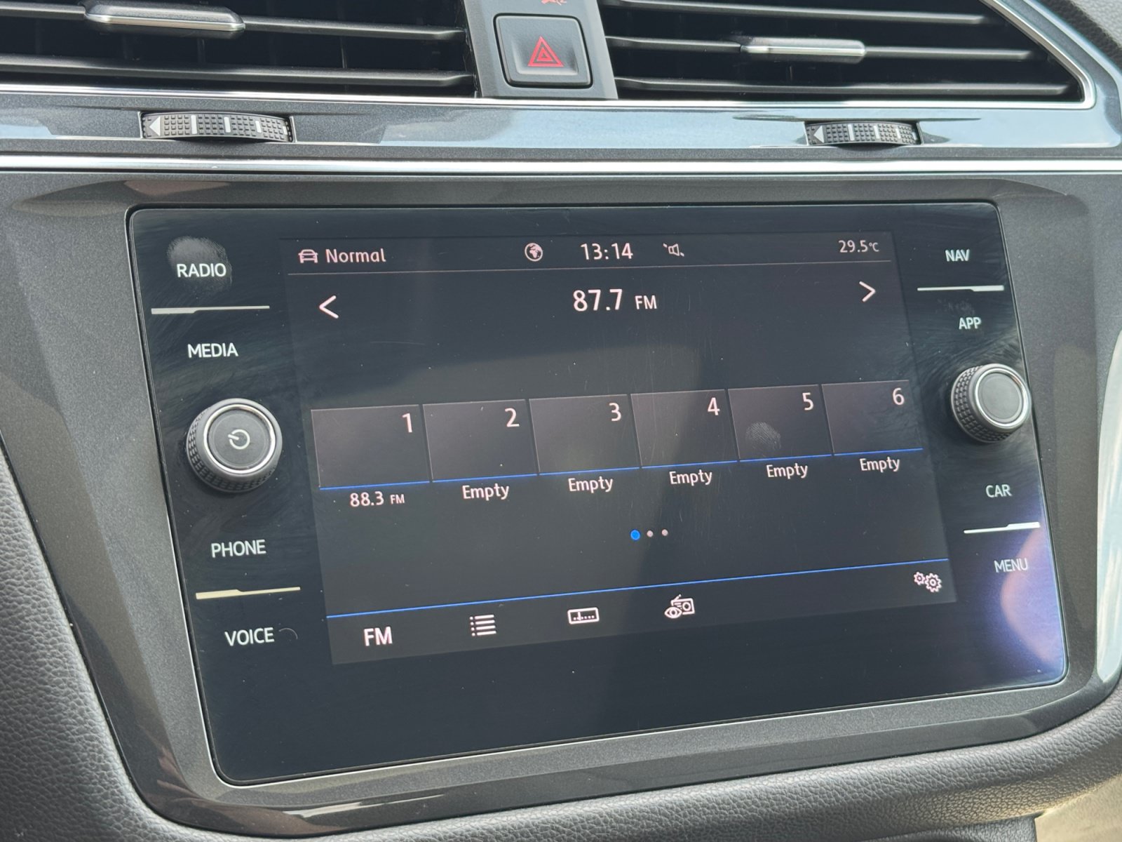 Used 2020 Volkswagen Tiguan SEL AWD/4WD image 6