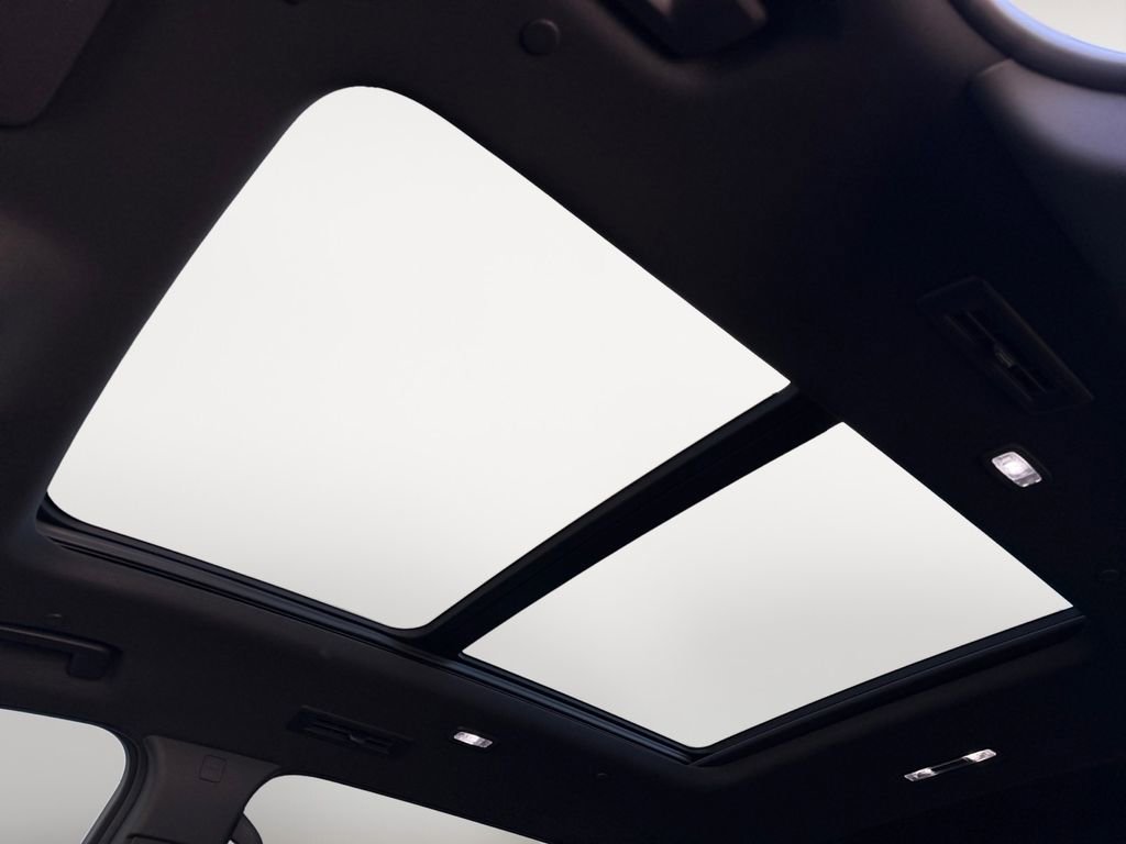 Used 2025 Chevrolet Traverse RS w/ LPO, Floor Liner Package FWD image 33